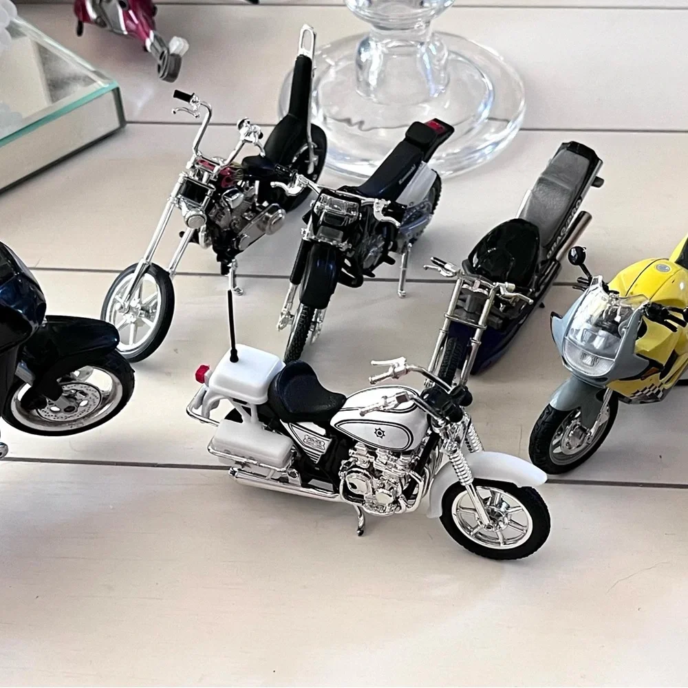 TOYS Motorcycle Models   Collect, Display or Play With Includes 7 Cycles